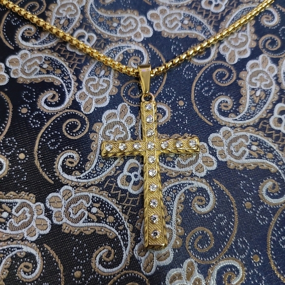 18K Gold Plated Cross With Crystal Cubic Zircon - Picture 9 of 15